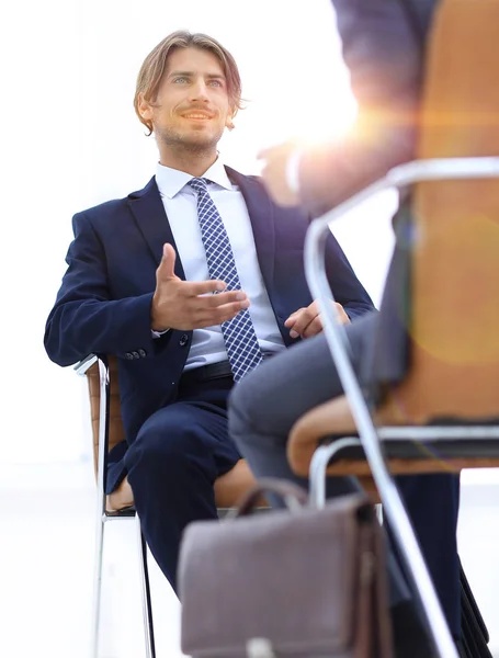 Dos hombres de negocios guapos en el cargo — Foto de Stock