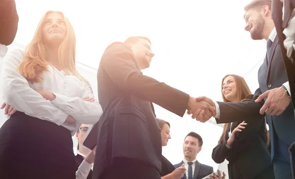 Concetto di business. benvenuto e stretta di mano dei partner commerciali — Foto Stock