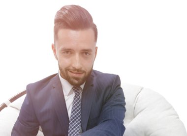 Kendine güvenen işadamı bir sandalyede oturuyor