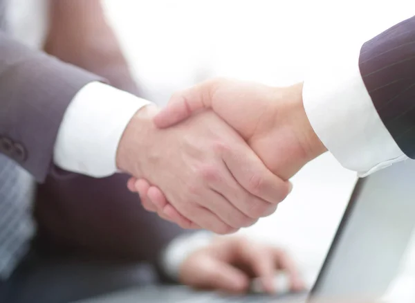 Primo piano di uomini d'affari che si stringono la mano per un accordo — Foto Stock