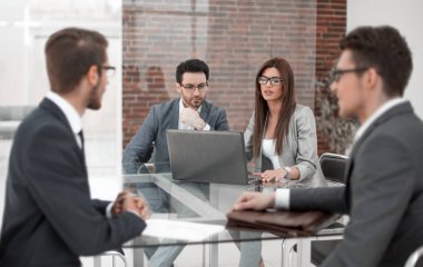 Banka çalışanları müşterilerle çalışma masası.