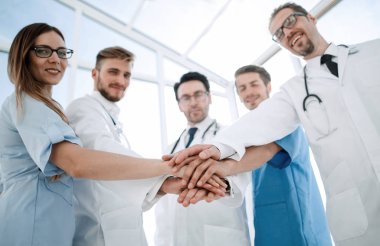 Doktorlar ve hemşireler elleri koordine
