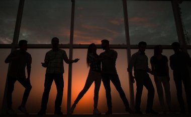 Modern gençlerin büyük bir pencere arka plan üzerinde