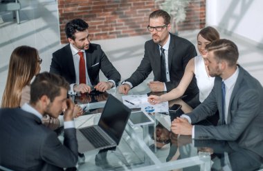 İş adamıyla iş görüşmesi yapan bir iş adamı.