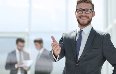 Gülümseyen iş adamı el sıkışması