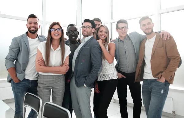 Porträtt av en professionell verksamhet team står i ett modernt kontor — Stockfoto