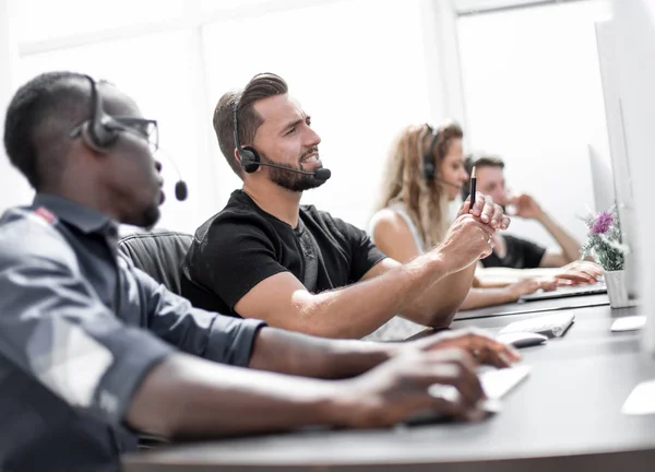 Medewerkers van het business center op de werkplek — Stockfoto