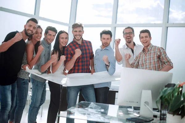 Equipo de diseño feliz de pie en la oficina — Foto de Stock