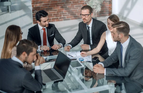 İş adamıyla iş görüşmesi yapan bir iş adamı.