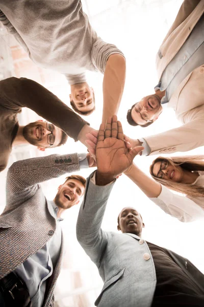 Equipo close up.business de pie en un círculo y doblaron sus manos juntas . — Foto de Stock