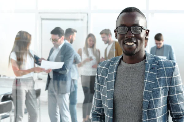 Businessman standing in the hall of the modern office — Stock Photo, Image