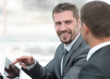 iş arkadaşları tablet bilgisayar ile çalışma.