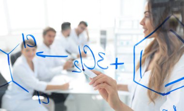 Kadın bilim adamı meslektaşlarına rapor veriyor.