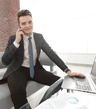 yaratıcı ofisinde çalışan iş adamı