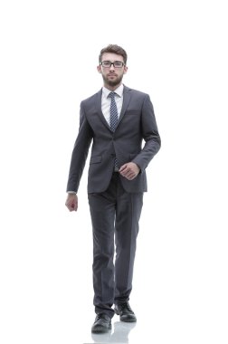 Kendine güvenen işadamı ileri gider. tam büyüme içinde fotoğraf.