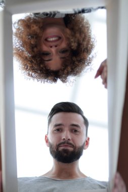 Kutunun içini arıyor yeni evliler altından göster.