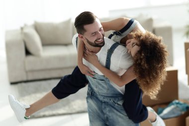 Karı ve koca yeni bir eve taşımak mutluyuz.