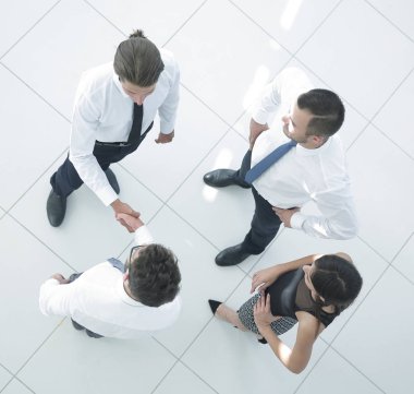 En baştan görüntüleyin. ofis lobisinde tokalaşırken arkadaşları.