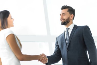 İş ortaklarının el sıkışması
