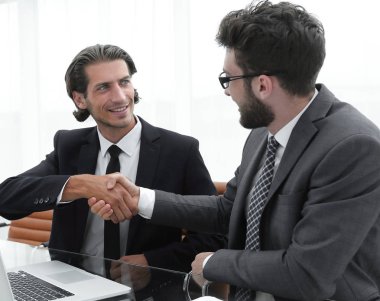 bir masanın arkasında oturan karşılıklı iş adamı.