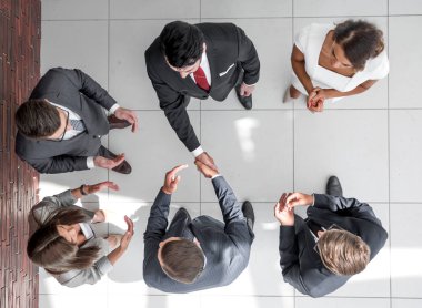 Üst düzey iş ortakları el sıkışıyor.