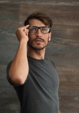 Koyu arka plan üzerinde izole genç şık işadamı