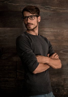 hipster adam kollarını ile gözlüklü bir karanlık arkasına geçti