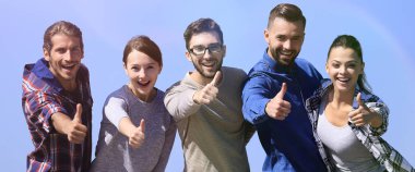 başparmak gösterilmesini gençlerin grup gülümseyen.