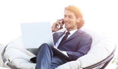 oturma odasında bir smartphone cep telefonu ile konuşurken iş adamı