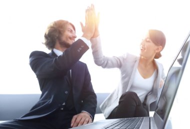 açık ofis arka üstünde laptop