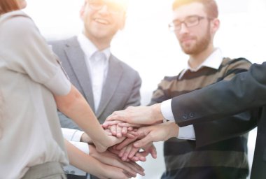 Ekip çalışması kavramı. İş takım ayakta eller birlikte ofiste katılma.