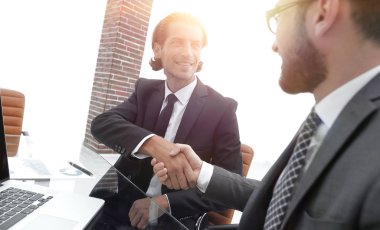 portre. bir ofiste iş el sıkışma.