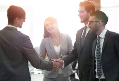Toplantı odasında el sıkışan iş adamları