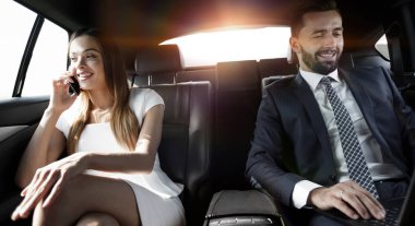 arabanın arka koltuğunda telefonda konuşurken işkadını