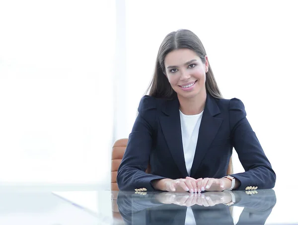 Mulher Gerente está sentado na mesa — Fotografia de Stock