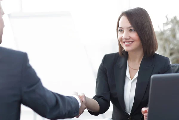 Nahaufnahme eines Handschlags zwischen Manager und Kunde am Arbeitsplatz. — Stockfoto