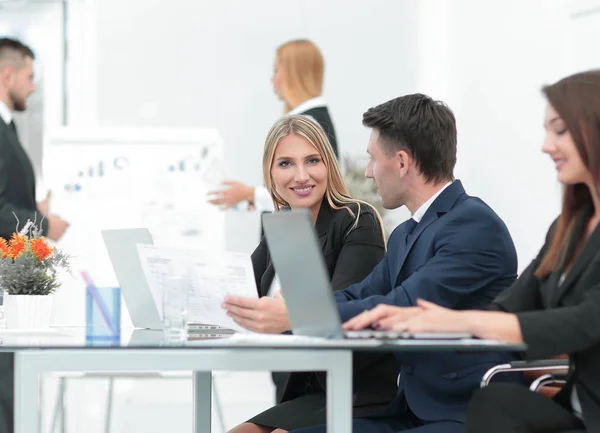 Equipo de negocios discutiendo nueva información, de pie frente a la computadora portátil abierta — Foto de Stock