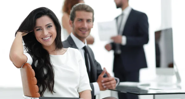 Joven mujer de negocios y sus colegas —  Fotos de Stock