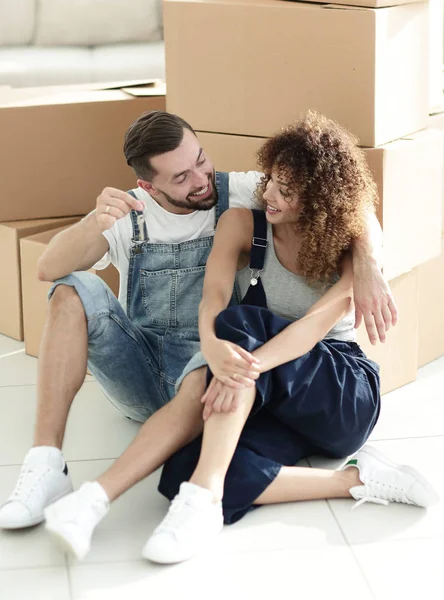 Recién casados hablando mientras están sentados cerca de cajas de cartón — Foto de Stock