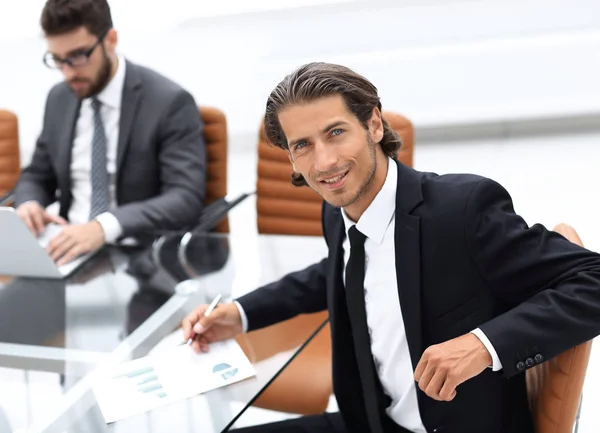 Biznesmen, siedząc na spotkaniu pracy — Zdjęcie stockowe