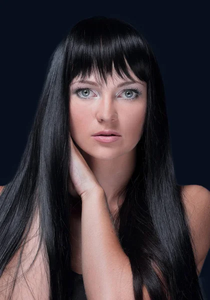 Женщина с красивыми длинными черными волосами, позирует в студии — стоковое фото
