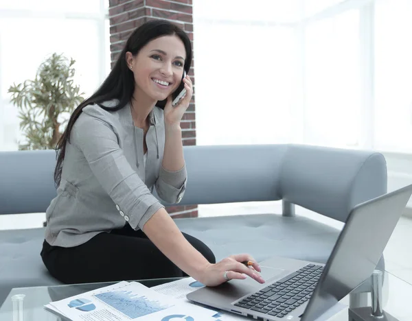 Modern affärskvinna diskuterar ekonomiska problem på smartphone — Stockfoto