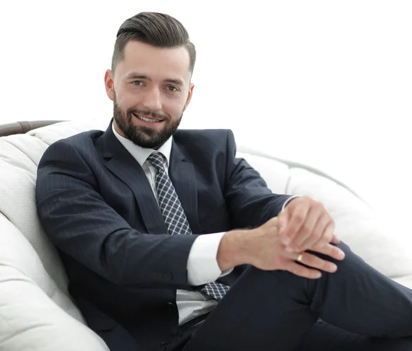 Homem de negócios confiante sentado em uma cadeira — Fotografia de Stock