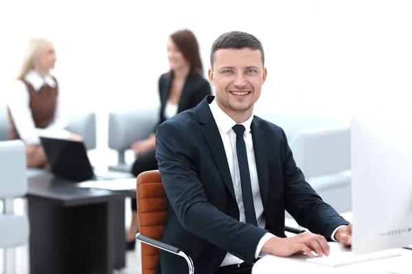 Retrato de um empresário bem sucedido sentado atrás de uma mesa — Fotografia de Stock