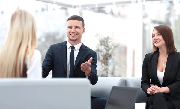 Equipo de negocios discutiendo temas de negocios en la oficina — Foto de Stock