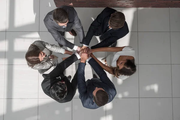 Top view.happy equipe de negócios olhando para a câmera — Fotografia de Stock