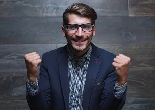 Portret van een knappe jonge zakenman leunend tegen de wa — Stockfoto