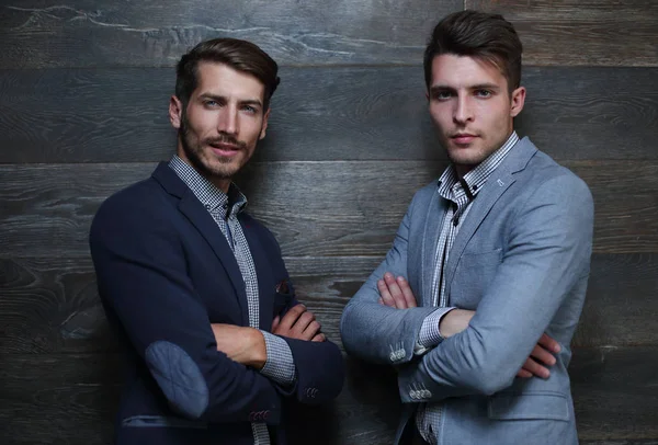 Dva mladí podnikatelé izolované na šedé — Stock fotografie