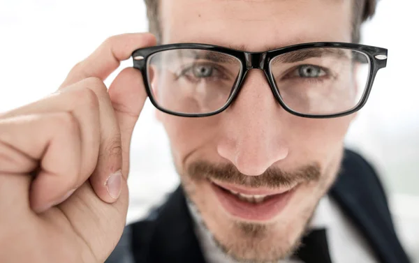 Retrato de homem sério usando óculos — Fotografia de Stock