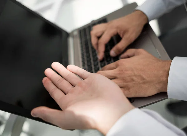 Les hommes d'affaires tapant à la main sur le clavier dans le bureau — Photo